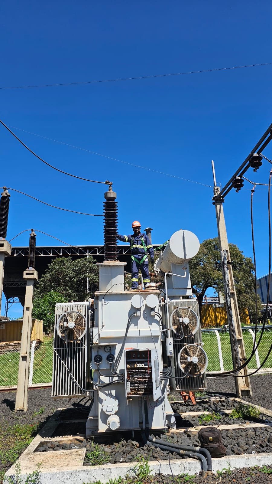 Equipamento de teste elétrico em campo